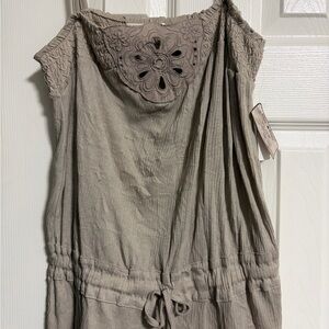 Derek Heart Gray Embroidered Top